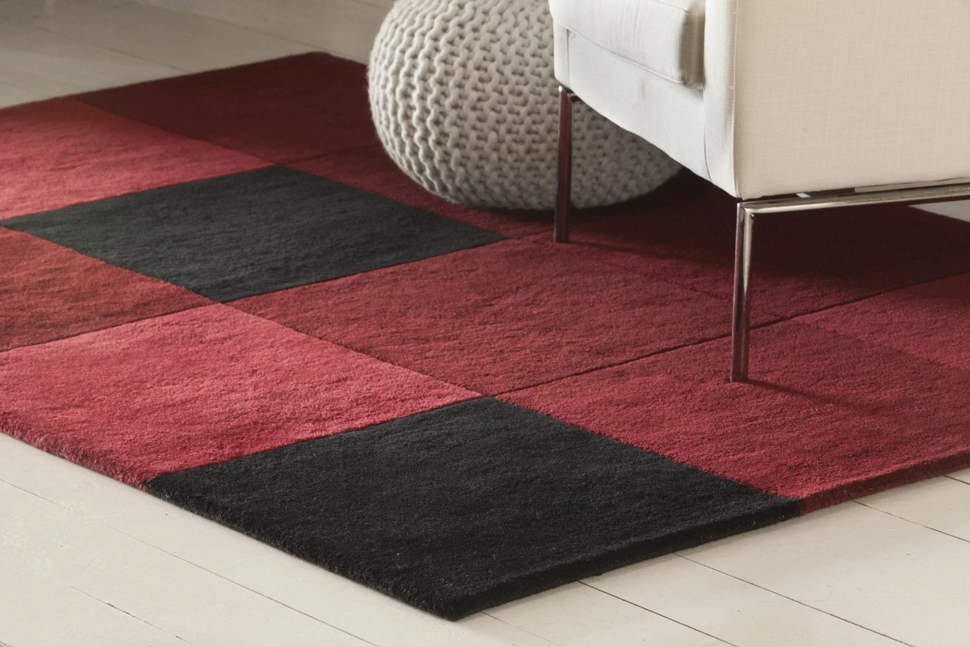 Antara Collection Hand-Tufted Area Rug in Red & Black