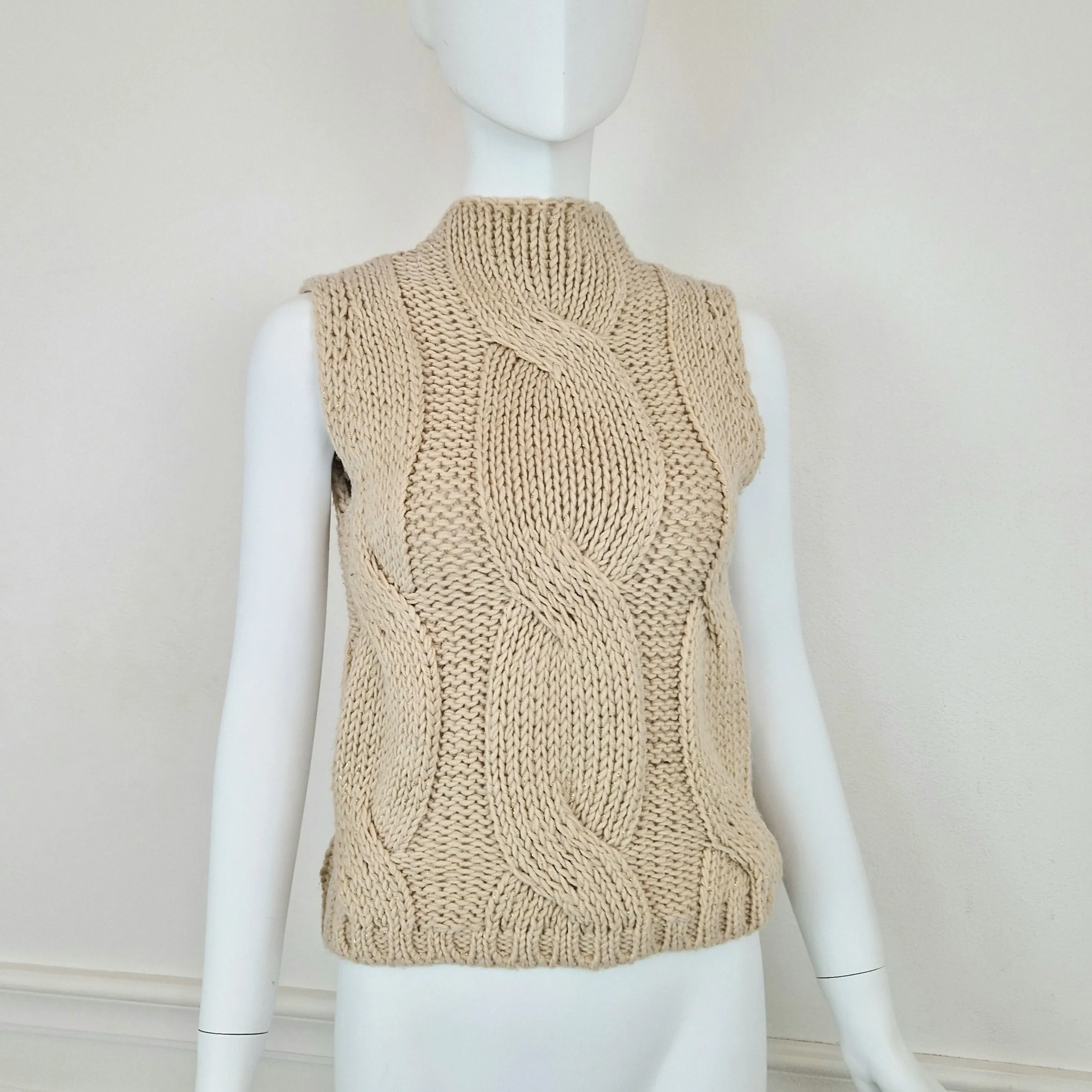 Gilet beige collo alto con trecce