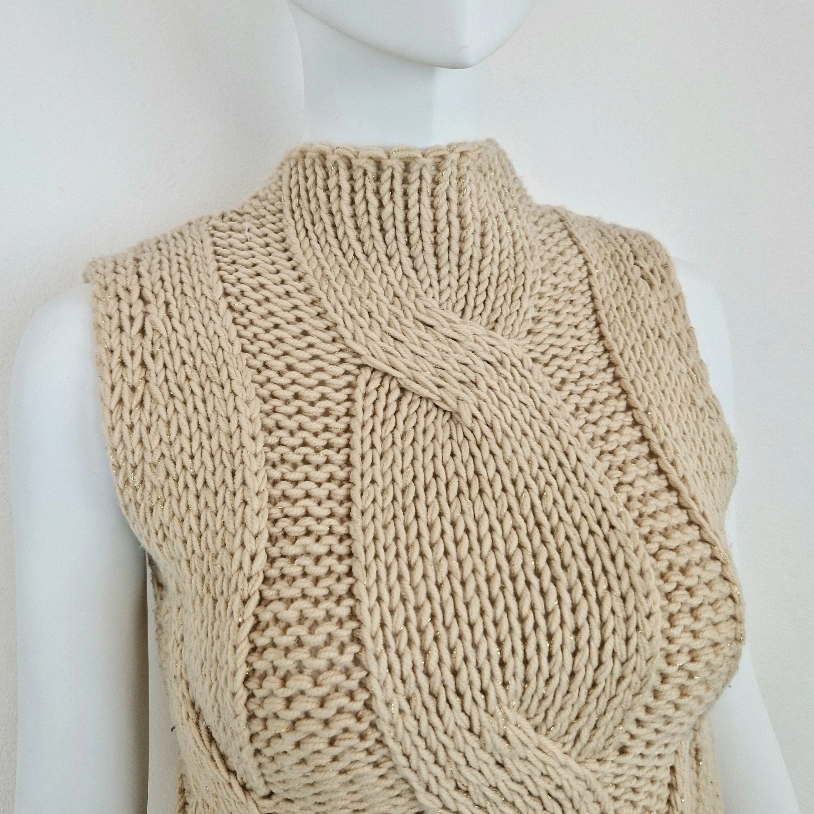 Gilet beige collo alto con trecce