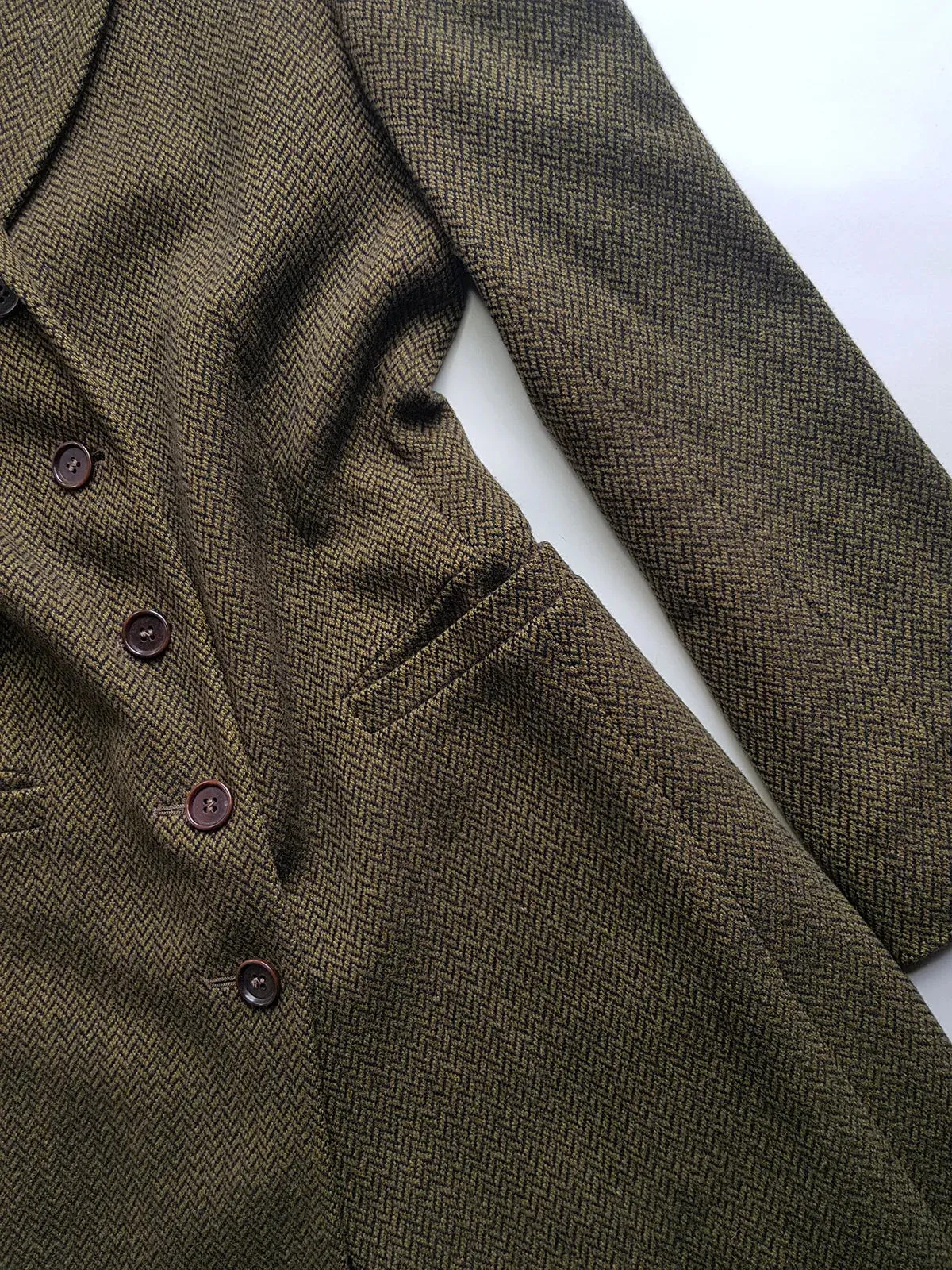 Italian Vintage Wool Coat in Olive Green - Impeccably Tailored Equestrian Look - Perfect Knee Length - Pockets - Fully Lined & Absolutely Beautiful Quality