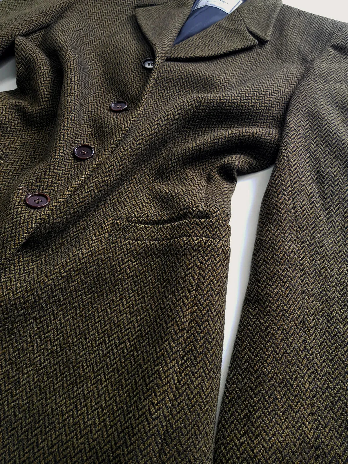 Italian Vintage Wool Coat in Olive Green - Impeccably Tailored Equestrian Look - Perfect Knee Length - Pockets - Fully Lined & Absolutely Beautiful Quality