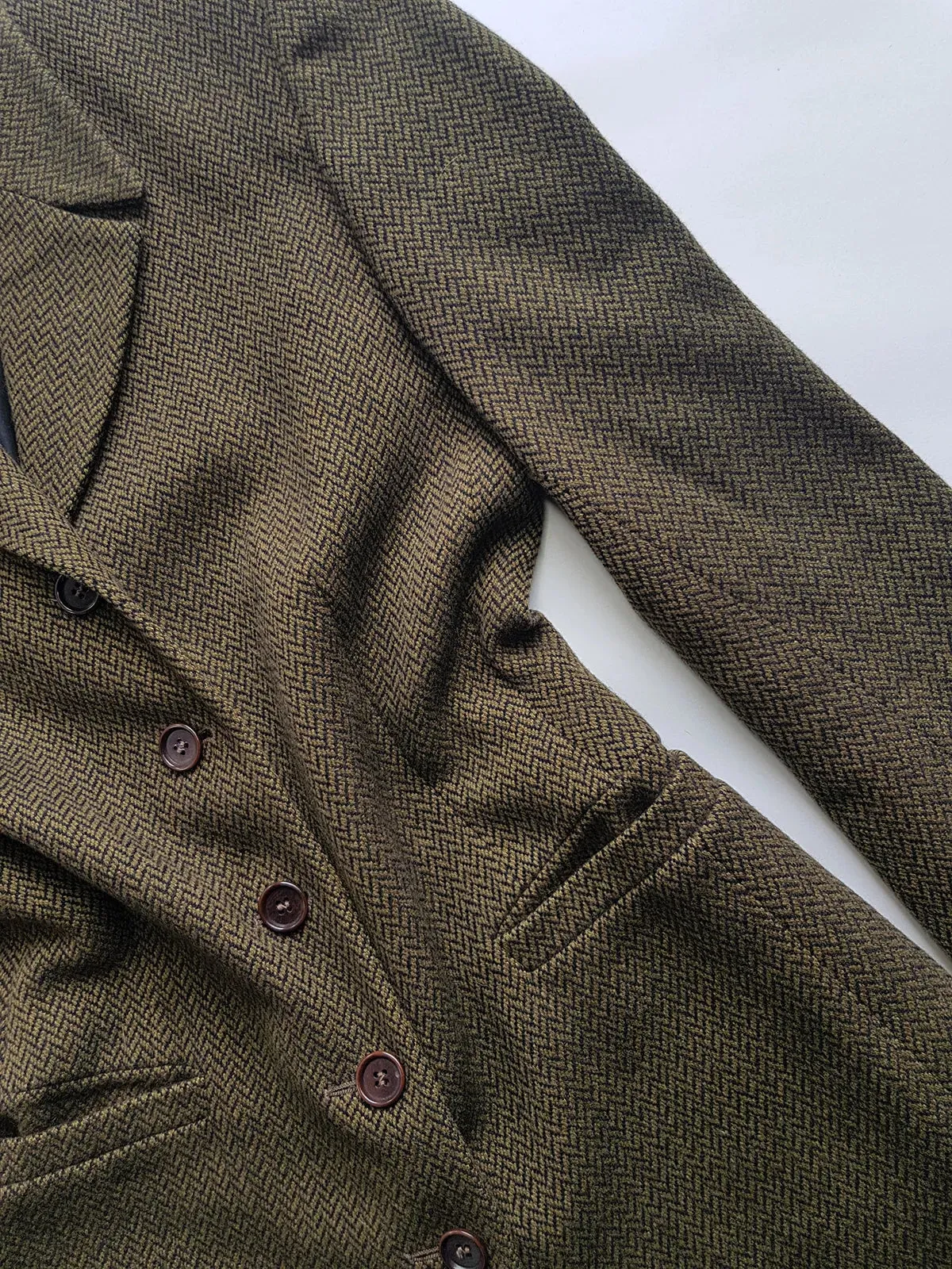 Italian Vintage Wool Coat in Olive Green - Impeccably Tailored Equestrian Look - Perfect Knee Length - Pockets - Fully Lined & Absolutely Beautiful Quality