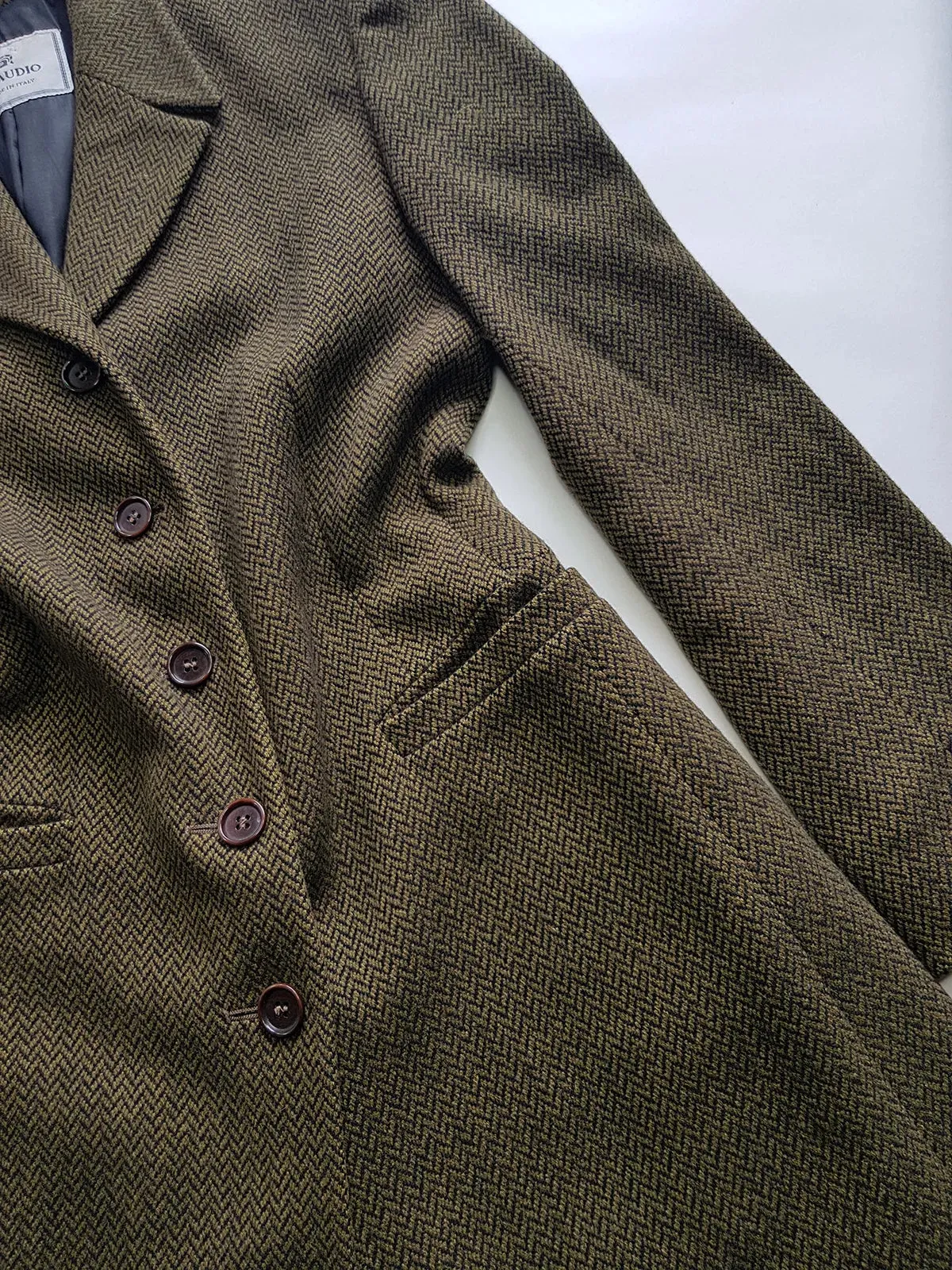 Italian Vintage Wool Coat in Olive Green - Impeccably Tailored Equestrian Look - Perfect Knee Length - Pockets - Fully Lined & Absolutely Beautiful Quality