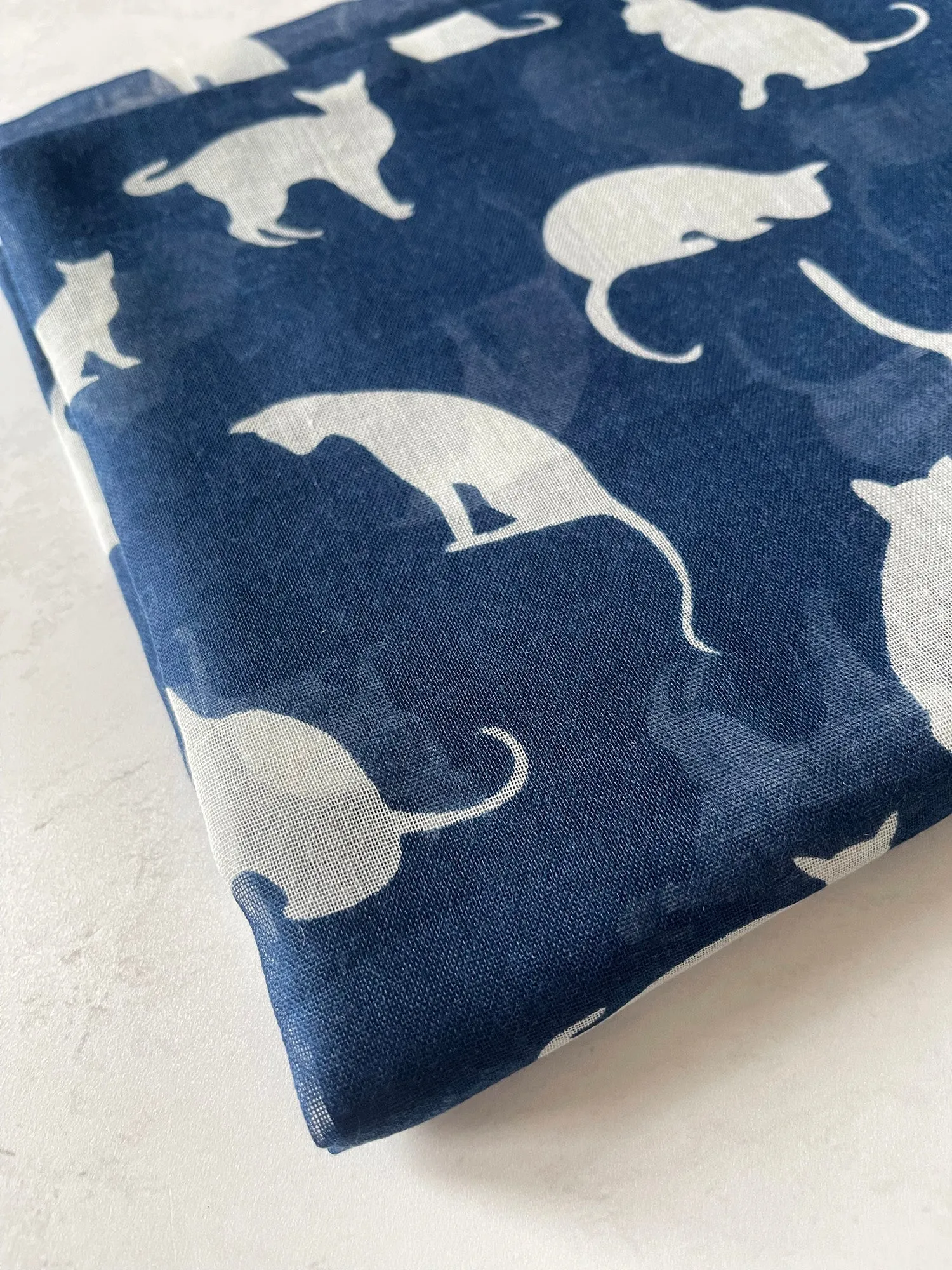 LIGHTWEIGHT PLAIN NAVY AND WHITE CAT SCARF