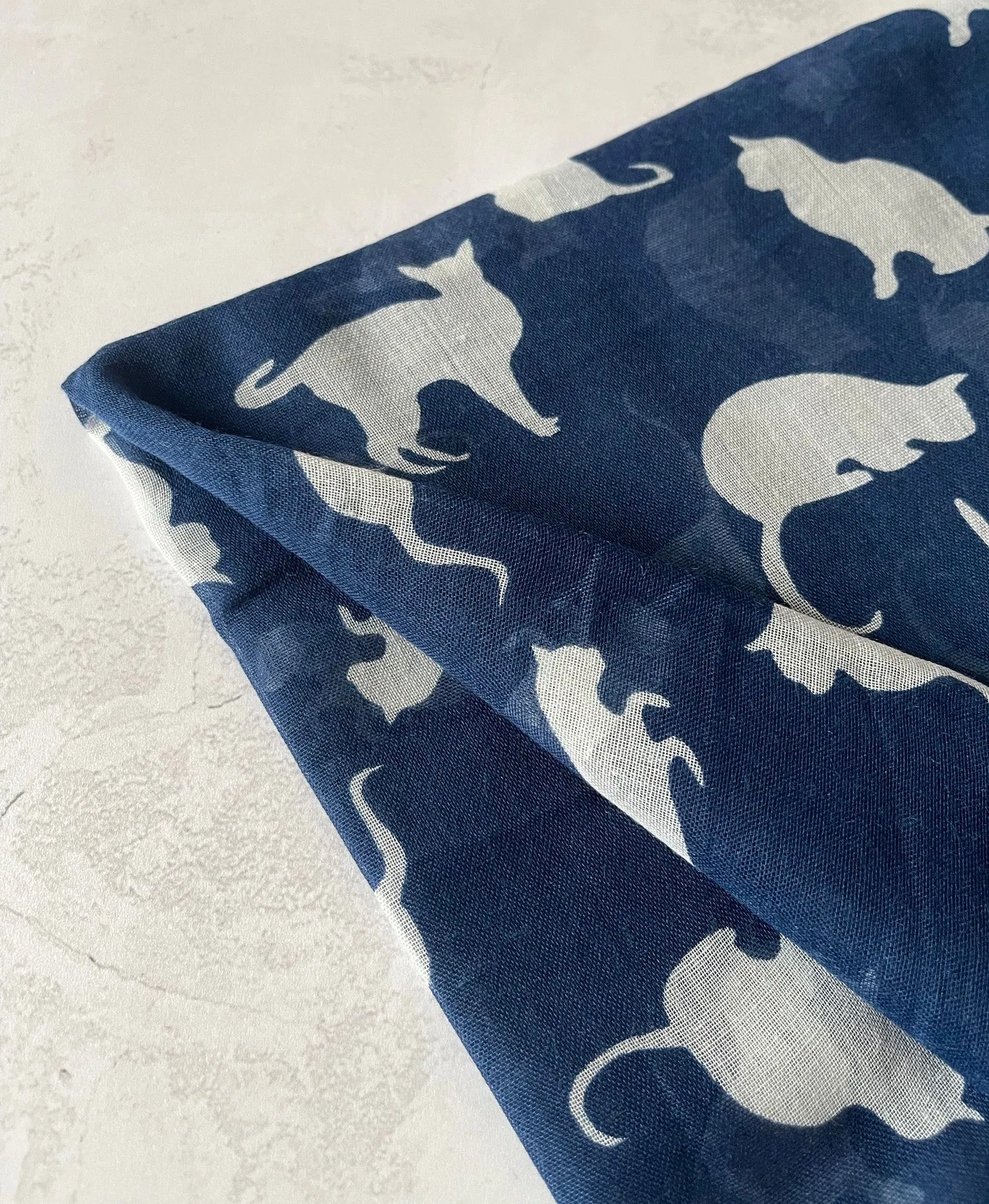 LIGHTWEIGHT PLAIN NAVY AND WHITE CAT SCARF